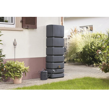 Grauer Regenwassertank mit Giesskanne im Garten