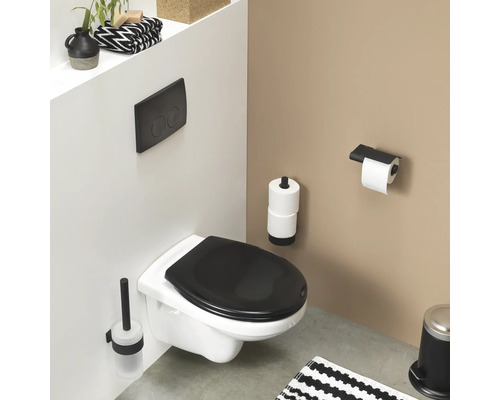 Wandhängendes WC mit Spülkasten und WC-Zubehör im Badezimmer