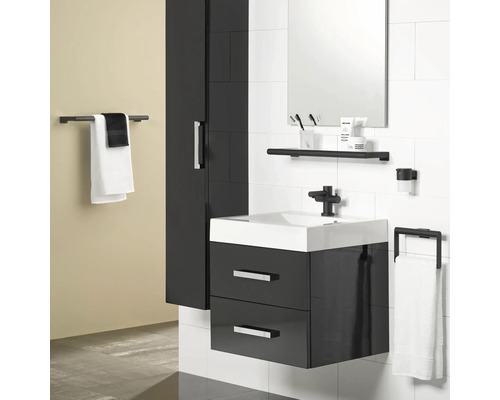 Modernes Badezimmerensemble mit Waschtisch, Spiegelschrank und Handtuchhaltern