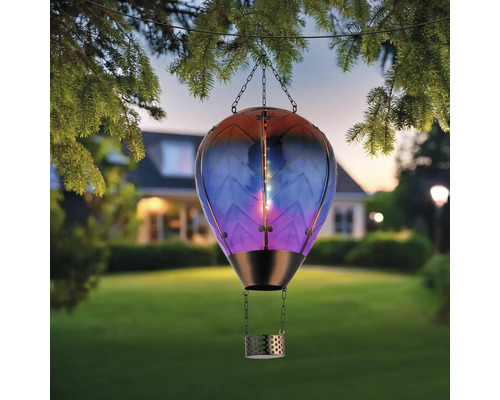 Dekorative Solarleuchte in Heißluftballonform, hängend im Garten.