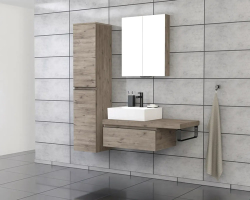 Salle de bain moderne avec lavabo, armoire de toilette et armoire haute aspect bois.