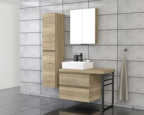 Badezimmer mit Waschtisch, Spiegelschrank und Hochschrank in Holzoptik auf grauem Fliesenboden