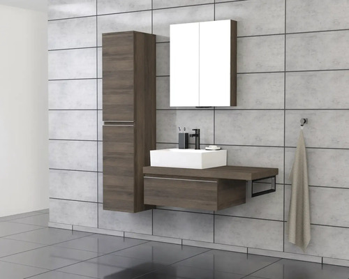 Badezimmer mit Waschtisch, Spiegelschrank und Hochschrank in Holzoptik