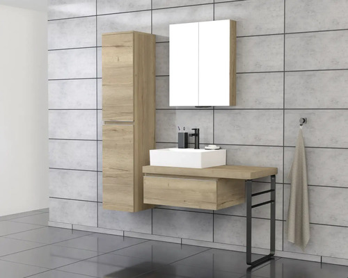Salle de bain avec meuble sous-lavabo, lavabo, armoire de toilette et armoire haute