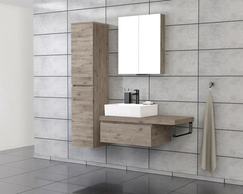 Salle de bains avec lavabo, armoire de toilette et armoire haute en bois