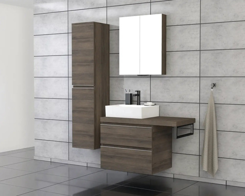 Salle de bains avec lavabo, armoire de toilette et armoire haute aspect bois