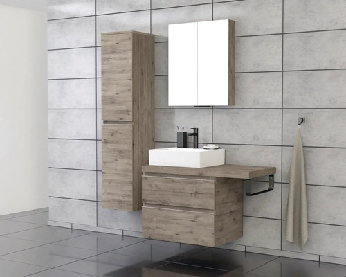 Badezimmer mit Waschtisch, Spiegelschrank und Hochschrank im modernen Design