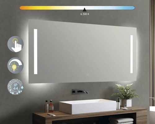 Miroir rectangulaire avec éclairage LED dans une salle de bains
