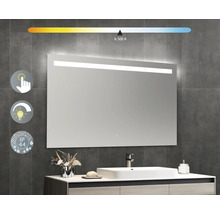 Miroir rectangulaire éclairé au-dessus d''un lavabo avec robinet et décoration