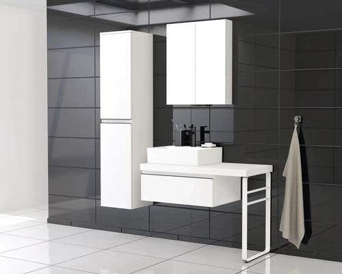 Salle de bains avec lavabo, meuble bas, armoire de toilette et armoire haute devant un mur sombre