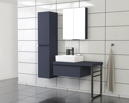 Salle de bains moderne avec lavabo, armoire de toilette et armoire haute