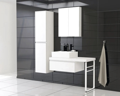 Salle de bains avec meuble sous-lavabo, armoire de toilette et armoire haute devant un carrelage foncé
