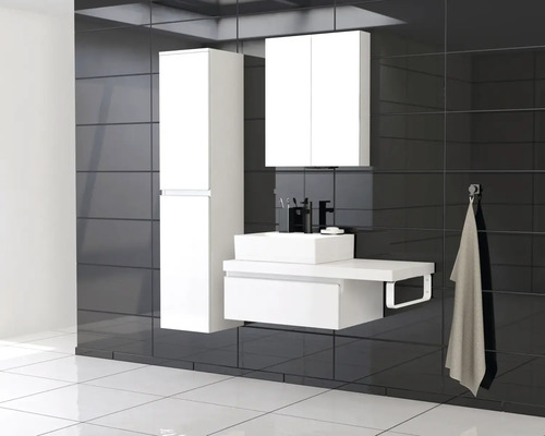 Salle de bains moderne avec meubles de salle de bains blancs, composée d''un lavabo, d''un meuble sous-lavabo, d''une armoire de toilette et d''une armoire haute sur fond de carrelage foncé.
