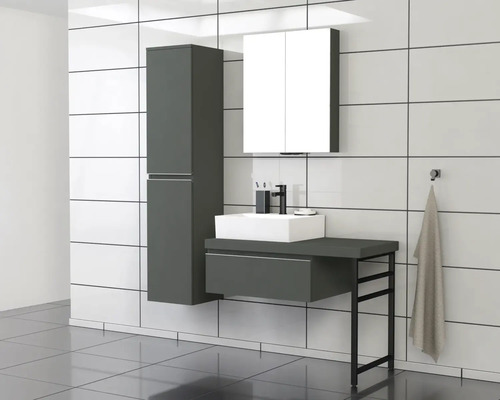 Salle de bain avec lavabo, meuble sous-vasque, armoire de toilette et armoire haute