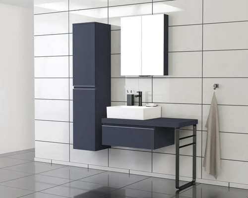 Salle de bain moderne avec lavabo, armoire de toilette et armoire haute