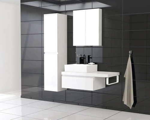 Salle de bains moderne avec lavabo, meuble sous-lavabo, armoire de toilette et armoire haute devant un carrelage foncé