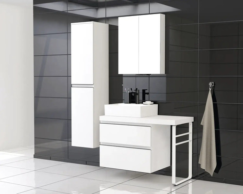 Salle de bains avec lavabo, armoire de toilette et armoire haute sur fond de carrelage foncé