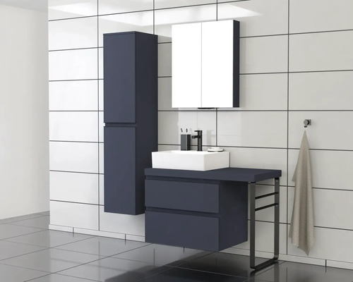 Modernes Badezimmer mit Waschbecken, Spiegelschrank und Hochschrank zur Aufbewahrung