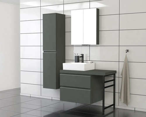 Salle de bains moderne avec lavabo, armoire de toilette et armoire haute pour une ambiance soignée et lumineuse