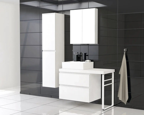 Salle de bains moderne avec meuble-lavabo blanc, armoire de toilette et armoire haute sur fond de carrelage noir.