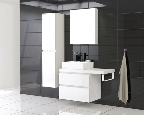 Salle de bains avec meuble sous-lavabo, armoire de toilette et armoire haute sur fond de carreaux foncés