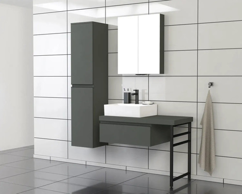 Badezimmer mit Waschbecken, Unterschrank, Hochschrank und Spiegelschrank