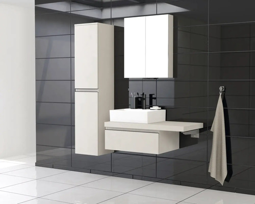 Badezimmer mit Waschtisch, Spiegelschrank und Hochschrank vor dunklen Fliesen