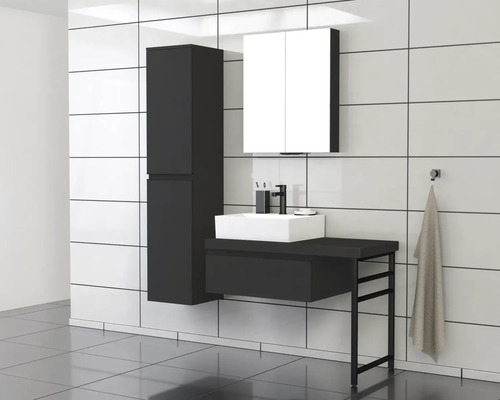 Badezimmer mit Waschtisch, Spiegelschrank und Hochschrank vor weiss gefliester Wand