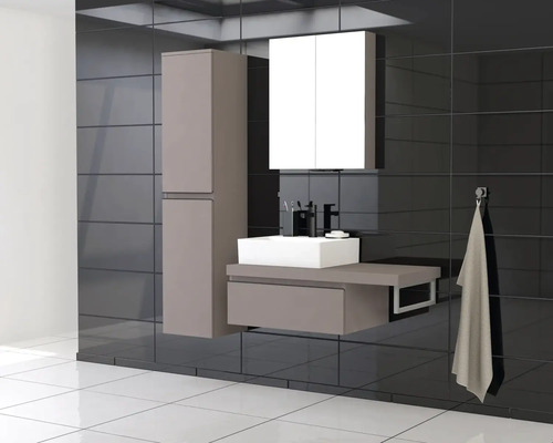 Modernes Badezimmer mit Waschbecken, Spiegelschrank und Hochschrank vor dunklem Fliesenhintergrund