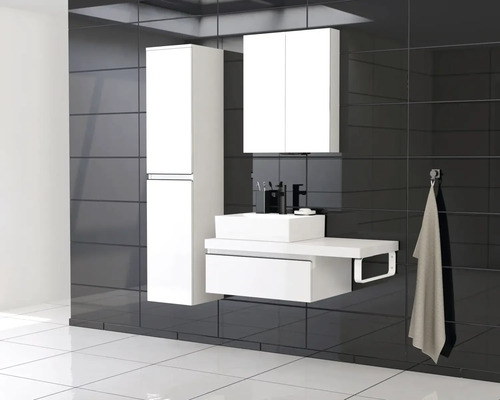 Salle de bains moderne avec lavabo, armoire de toilette et armoire haute