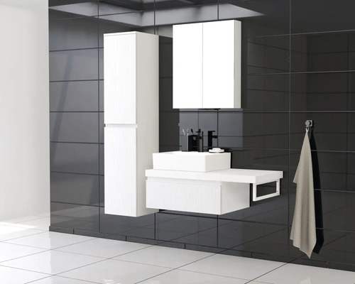 Modernes Badezimmer mit Waschbeckenunterschrank, Spiegelschrank und Hochschrank vor dunkler Wandfliese