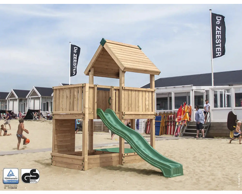 Aire de jeux avec toboggan en bois sur la plage