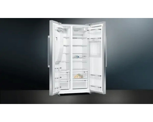 Geöffneter Side-by-Side Kühlschrank mit Regalen und Schubladen