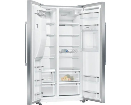 Geöffneter Side-by-Side Kühlschrank mit Regalen und Schubladen