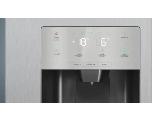 Nahaufnahme eines Kühlschranks mit digitalem Display für Temperatur, Alarm, Urlaubsmodus und Eiswürfelspender