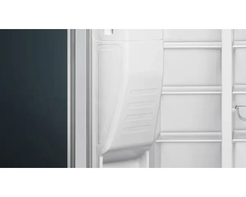 Innenraum eines Kühlschranks mit Türablage und Regalböden