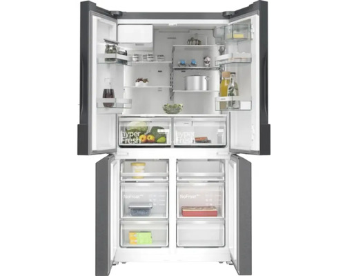 Geöffneter Kühlschrank mit verschiedenen Lebensmitteln in Fächern und Regalen