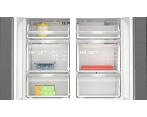 Innenansicht eines Gefrierschranks mit No Frost Funktion und verschiedenen Lebensmitteln in Schubladen