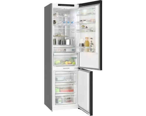 Geöffneter Kühlschrank mit Lebensmitteln in Fächern und Schubladen.