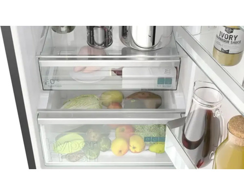 Innenraum eines Kühlschranks mit Gemüse und Getränken in den Fächern