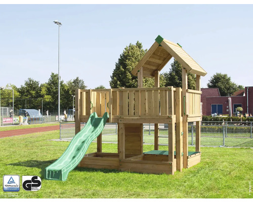 Aire de jeux avec toboggan en bois dans le jardin