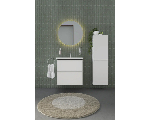 Salle de bains avec meuble sous-lavabo, armoire de toilette, serviette et tapis