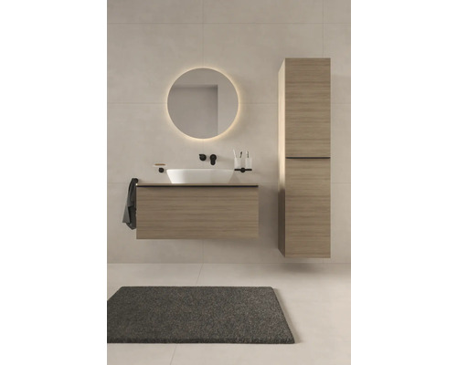 Salle de bain moderne avec lavabo, miroir rond avec éclairage et armoire haute