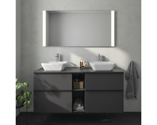 Salle de bains avec double vasque, meuble sous-vasque et miroir lumineux