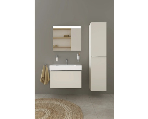 Salle de bains avec lavabo, miroir et armoire haute