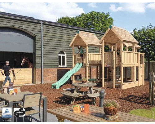 Aire de jeux en bois avec toboggan et mur d''escalade dans le jardin