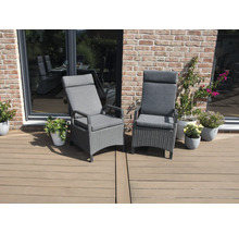 Deux chaises de jardin en rotin avec hauts dossiers et coussins