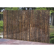 Brise-vue en bambou dans le jardin