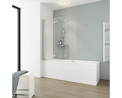 Badezimmer mit Badewanne und Duschabtrennung aus Glas