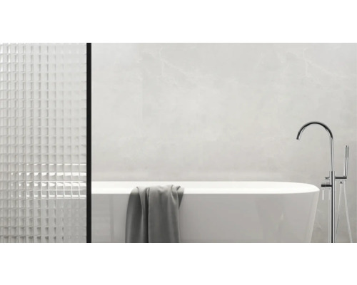 Modernes Badezimmer mit freistehender Badewanne, Armatur und strukturierter Glaswand